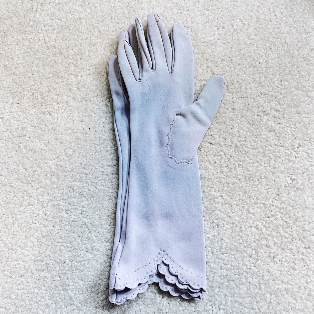 🛍CLOSET CLEAN-OUT - MAKE OFFERS🛍 Vintage Blue Scalloped Edge Grandoe Gloves
